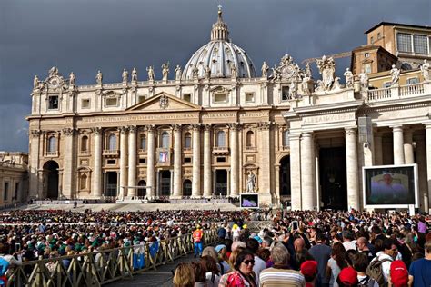 Papal Audience Tickets and Presentation with an Expert Guide.